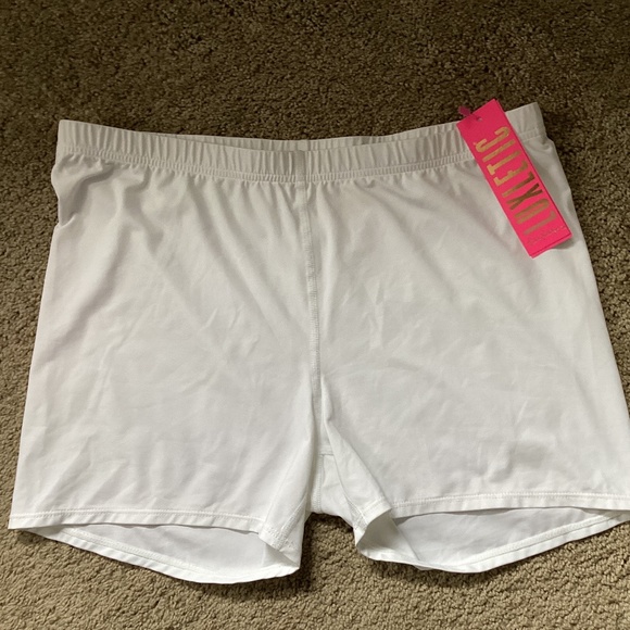 3/$20 Lilly Pulitzer x Meryl white shorts - Picture 1 of 6